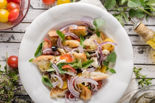 Preview: Panzanella salad with crispy croutons