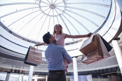 Preview: Couple doing shopping