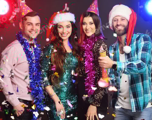 Visualização: amigos e Papai Noel comemoram o Natal, se divertem e explodem um biscoito tendo como pano de fundo voar