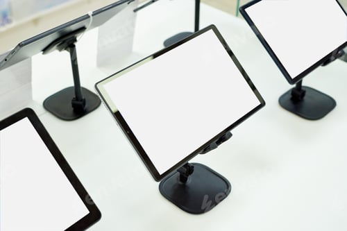 Preview: Blank monitor screens on a showcase in a shopping centre