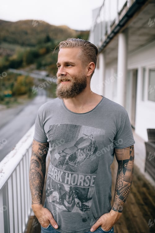 Preview: Portrait of a man with a beard outside the house