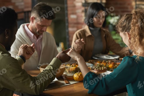 Visualização: Pessoas orando no jantar