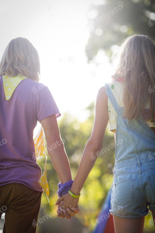 Preview: Couple holding hands in park