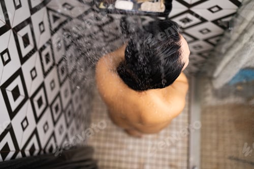 Visualização: Jovem mulher bonita no chuveiro, curtindo seu tempo no banheiro.