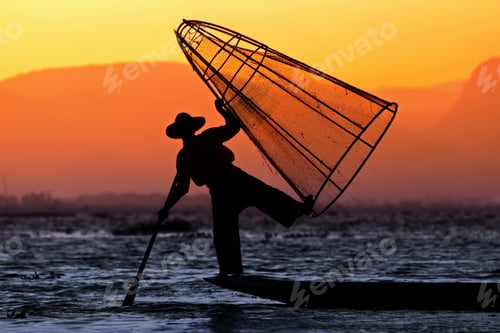 Preview: Silhouette of a fisherman in a boat with traditional Intha conical net in Myanmar