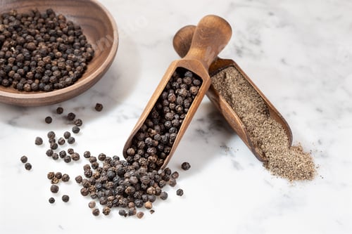 Preview: Black pepper seeds and ground peppercorn on marble background