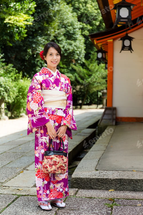 Preview: Japanese woman in temple