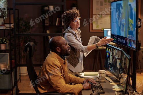 Preview: Project managerworking in team with colorist