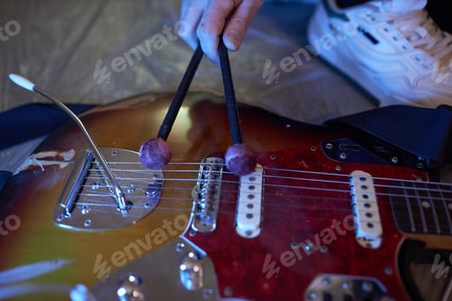 Preview: Guitarist Experimenting with Guitar Sound