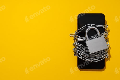 Preview: The smartphone is encased in a chain with a lock