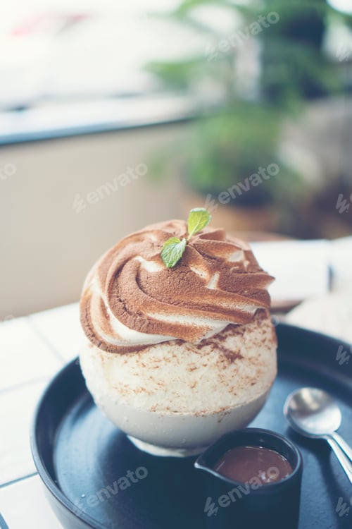 Preview: chocolate ice-cream with whipping cream