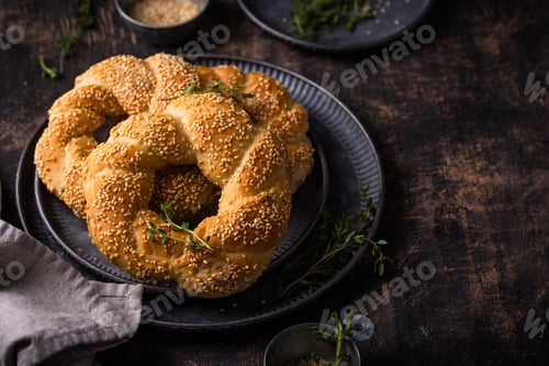 Preview: Traditional Turkish bagel simit with sesame