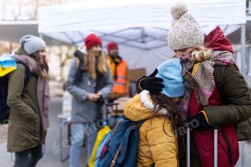 Preview: Ukrainian refugee mother with child crossing border
