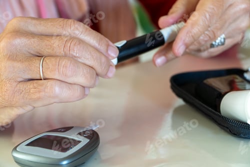 Preview: Patient with diabetes using a blood sugar monitoring system