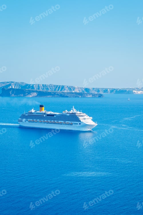 Preview: Large cruise ship sailing the bright blue sea