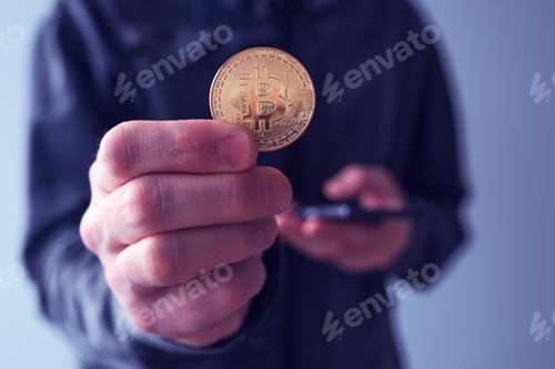 Hombre mostrando Bitcoin