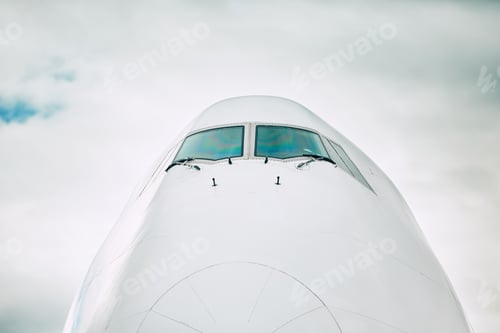 Preview: Front view of the airplane