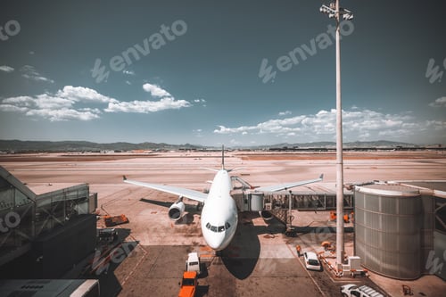 Preview: A white airplane during boarding