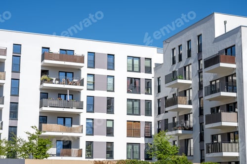 Preview: New white apartment building in front of a blue sky