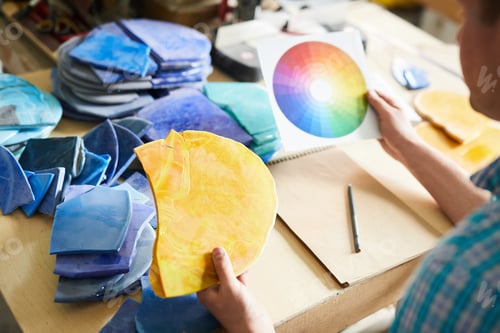Preview: Artist Holding Color Circle