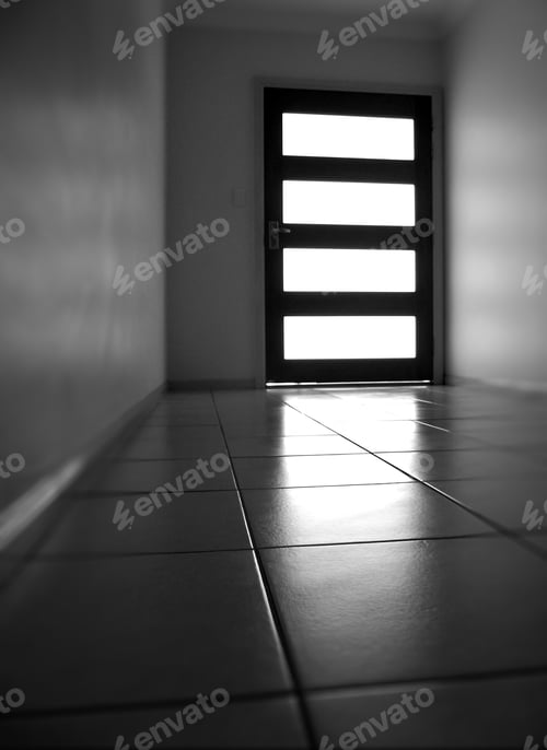 Preview: Tiled floor leading towards the front door