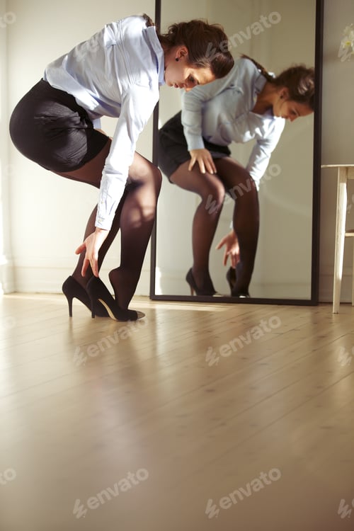 Preview: Businesswoman wearing high heels