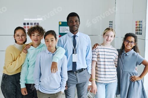 Visualização: Grupo diversificado de crianças com terapeuta masculino