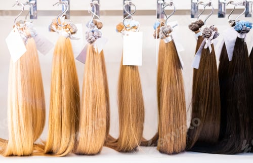 Vista previa: Exhibition of multicolored hair extensions in beauty salon