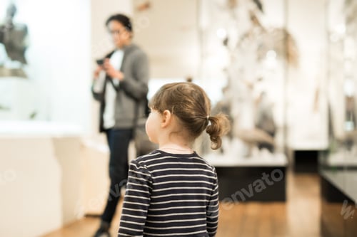Preview: Child from behind learning