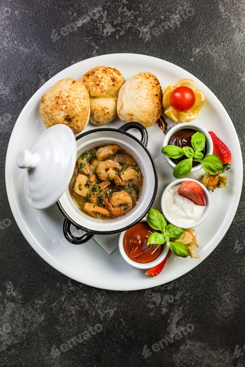 Preview: Prawns served on platter with sauces and fresh bread