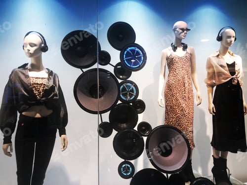 Preview: Mannequin window display