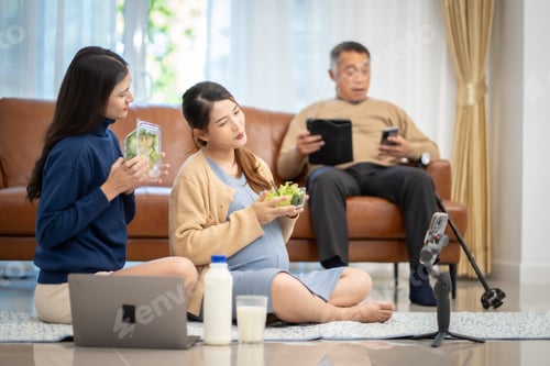 Vista previa: Asian woman who pregnant Eating vegetable salad milk at home via social media Let other mother watch
