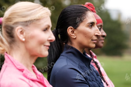 Preview: Side view of mature fitness friends in park.