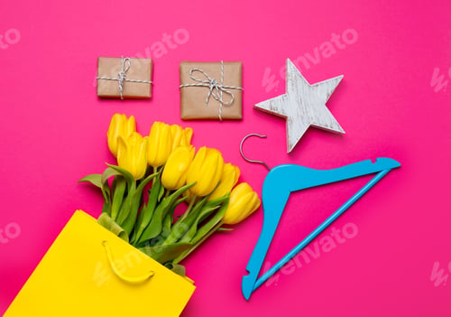 Preview: bunch of beautiful yellow tulips in cool yellow shopping bag