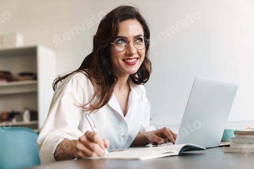 Preview: Attractive young brunette businesswoman