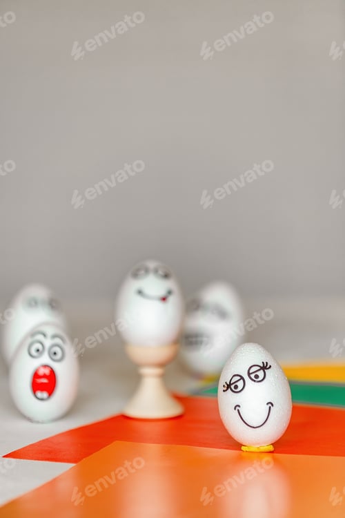 Vista previa: Decorar huevos en casa con pegatinas de emociones
