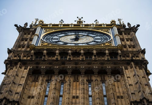 Vista previa: Low angle view of clock tower