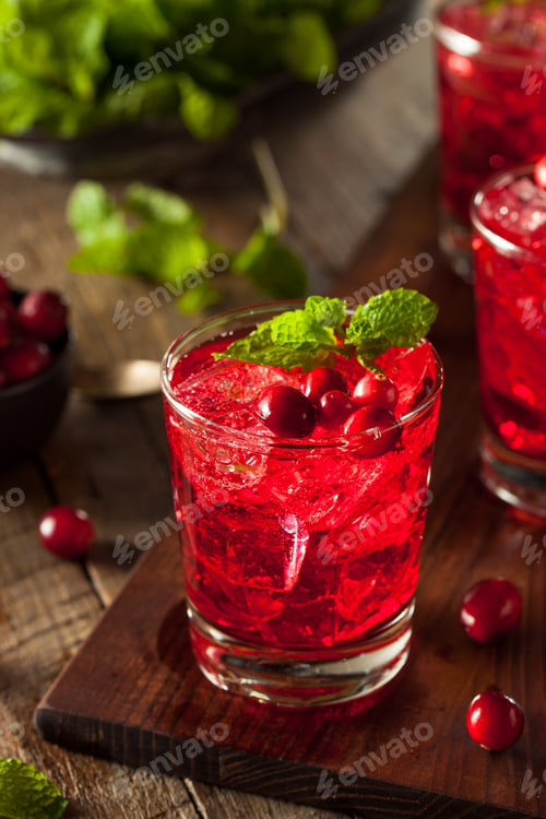 Preview: Homemade Boozy Cranberry Cocktail