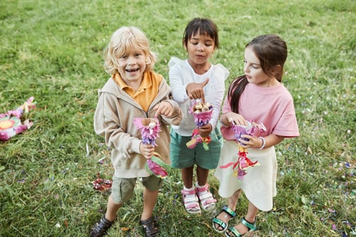 Preview: Children holding Pinata Sweets