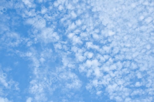 Vorschau: Weiße, flauschige, fleckige Wolken am blauen Himmel