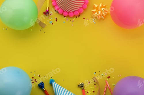 Visualização: Fundo amarelo vibrante com uma variedade de balões multicoloridos, estrelas e chapéus de festa comemorativos