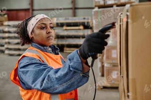 Preview: Worker scanning codes on box