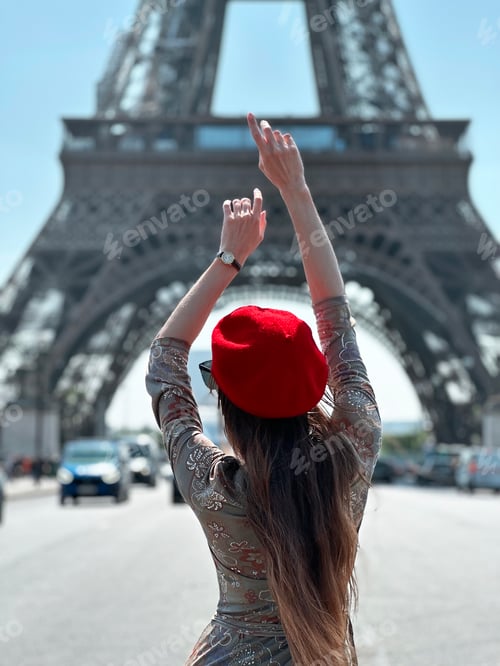 Preview: Young Woman With Long Hair Wearing Red Beret Sunglasses Standing in Front of Eiffel Tower in Paris