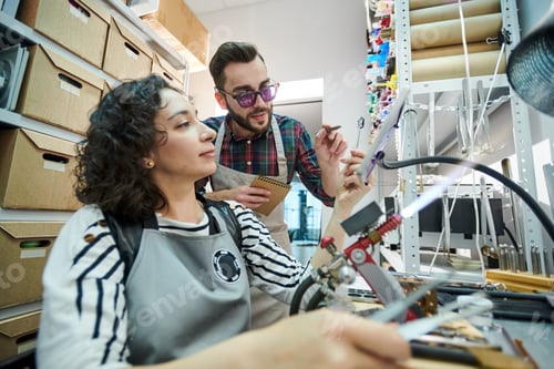 Aperçu: Artisans in Glassworking Studio