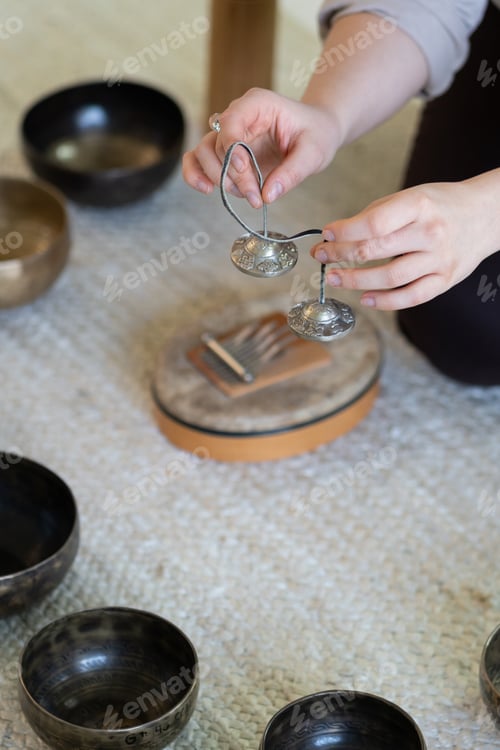 Vista previa: Terapia de sonido tradicional del Tíbet con cuencos y platillos. Masaje oriental para meditación