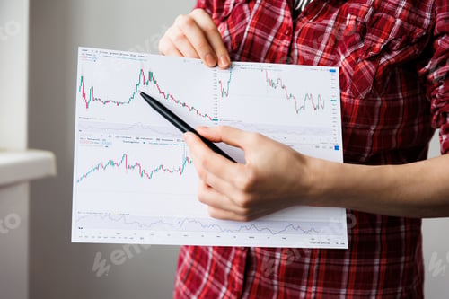 Preview: close up of a woman hands explains how to trade on the exchange.