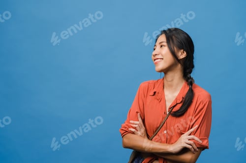 Vista previa: Portrait of young Asia lady with positive expression, arms crossed, smile broadly.