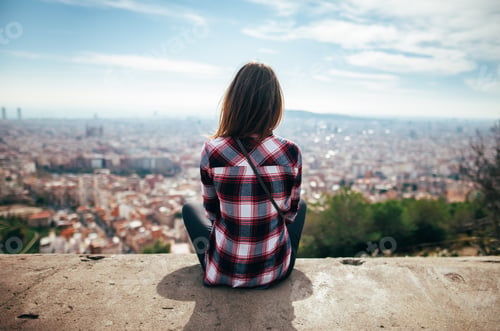 Preview: young woman enjoying Barcelona city
