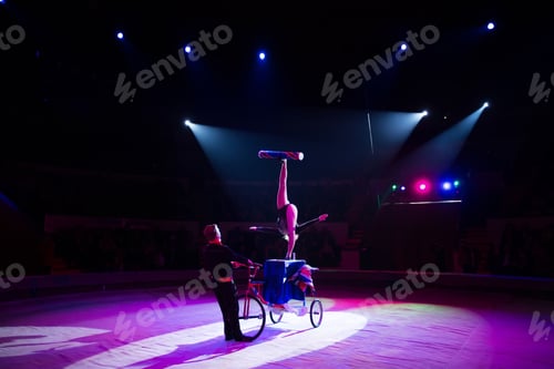 Vista previa: A juggler on a bicycle under the dome of the circus