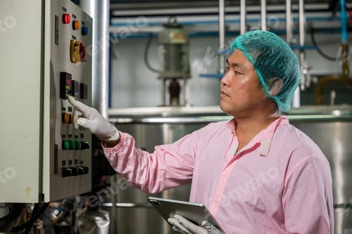 Preview: Worker using tablet in beverage factory oversees soda water filling